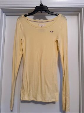 Hollister Scoop Neck Long Sleeve Top in Light Yellow